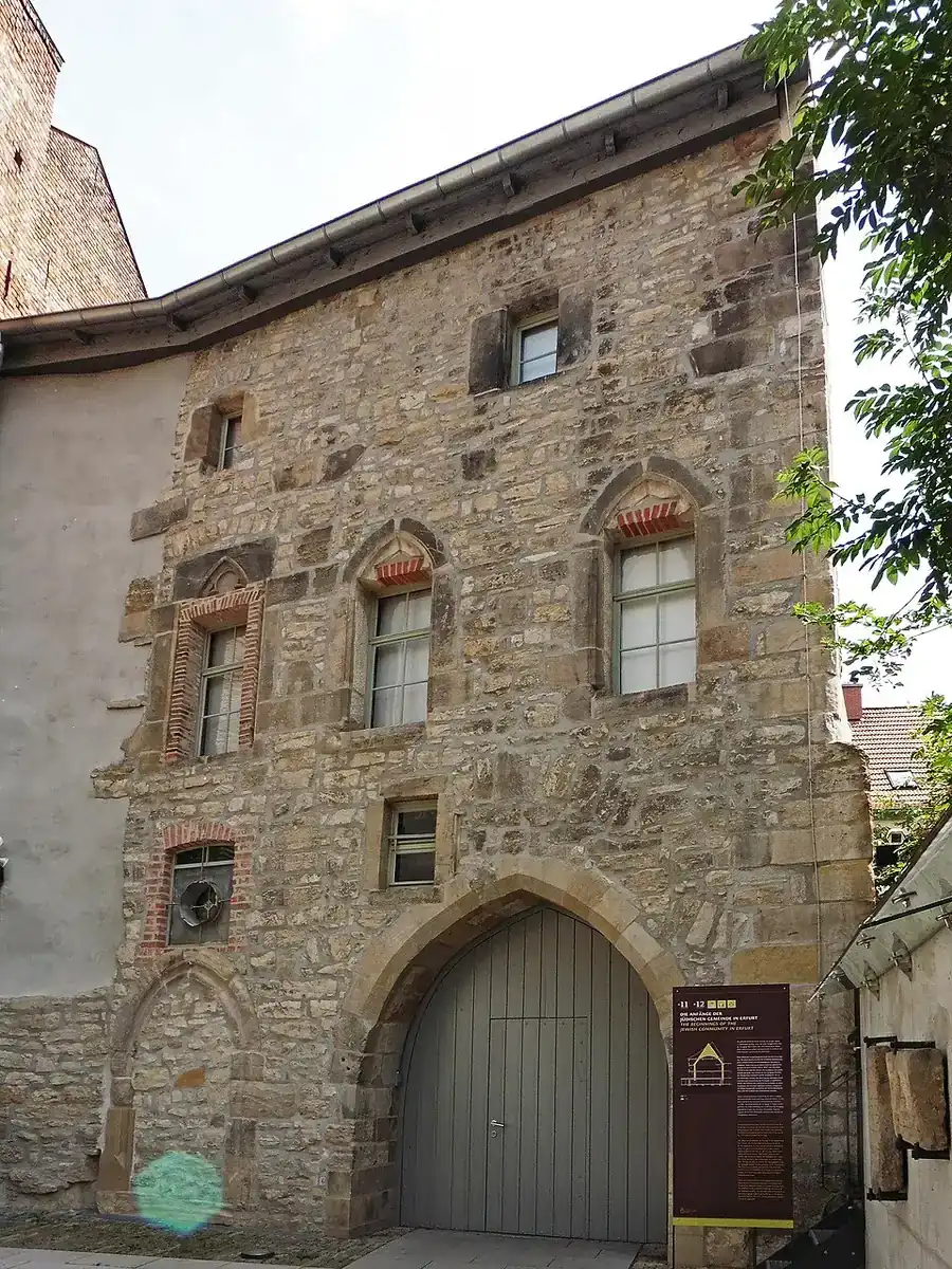 Stara Synagoga w średniowiecznym centrum.
